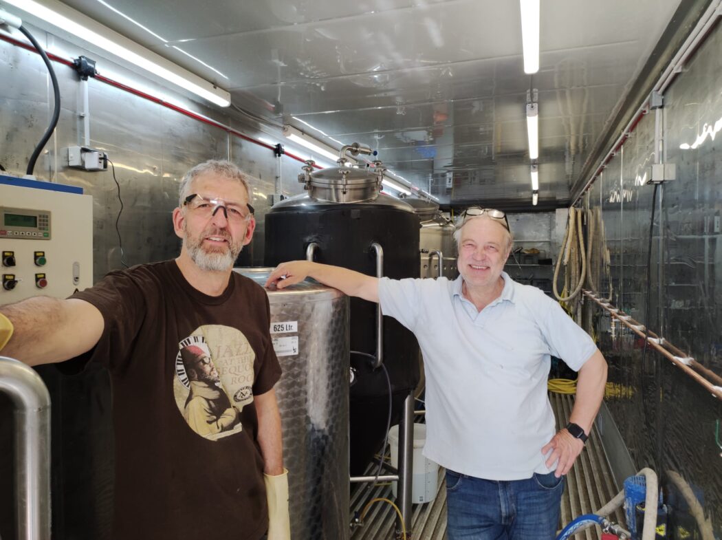 Andrew Morton, links, und Bernd Pfeil im Container von Tiny Brew. Foto: Martin Rolshausen